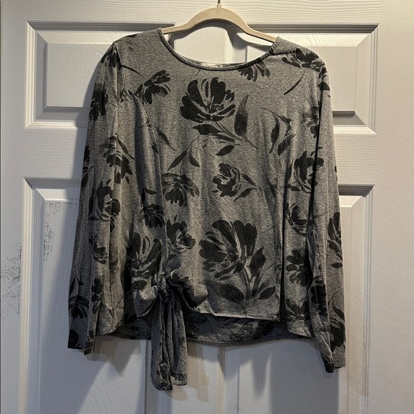 Anthropologie T.la TLA Gray Black Floral Tie Front Long Sleeve Tee Top M - Picture 2 of 8